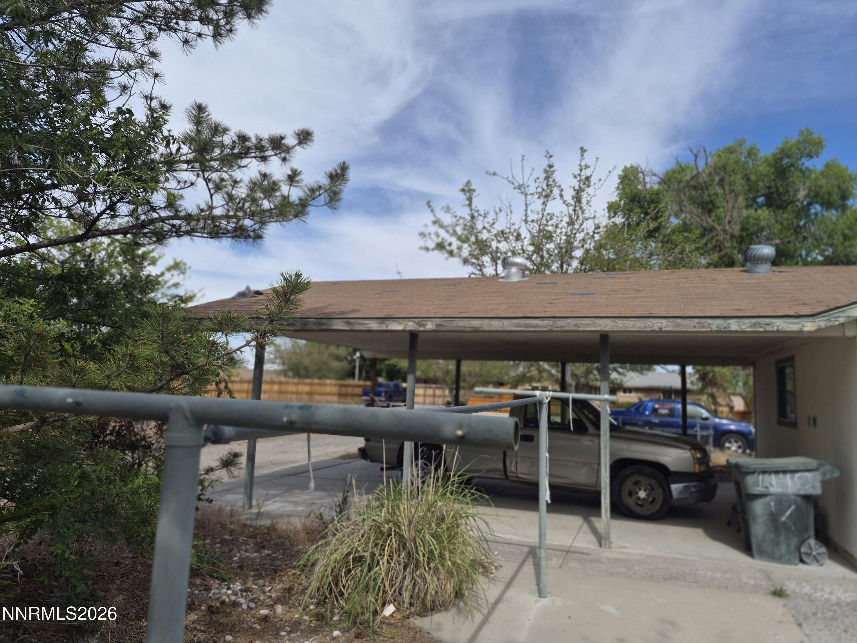 Image 4: PINE CARPORT CLOTHESLINE