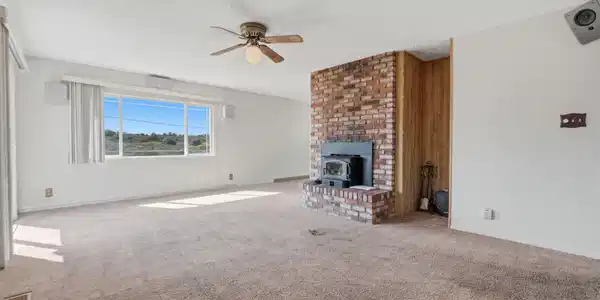 Image 4: Living Room