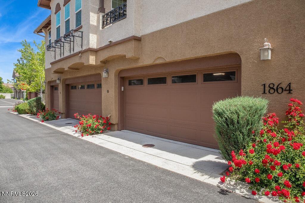 Image 3: Garage