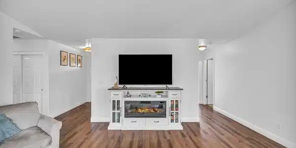 Image 3: 41-web-or-mls-112-walker-st