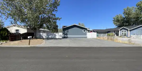 Image 3: Drive way far