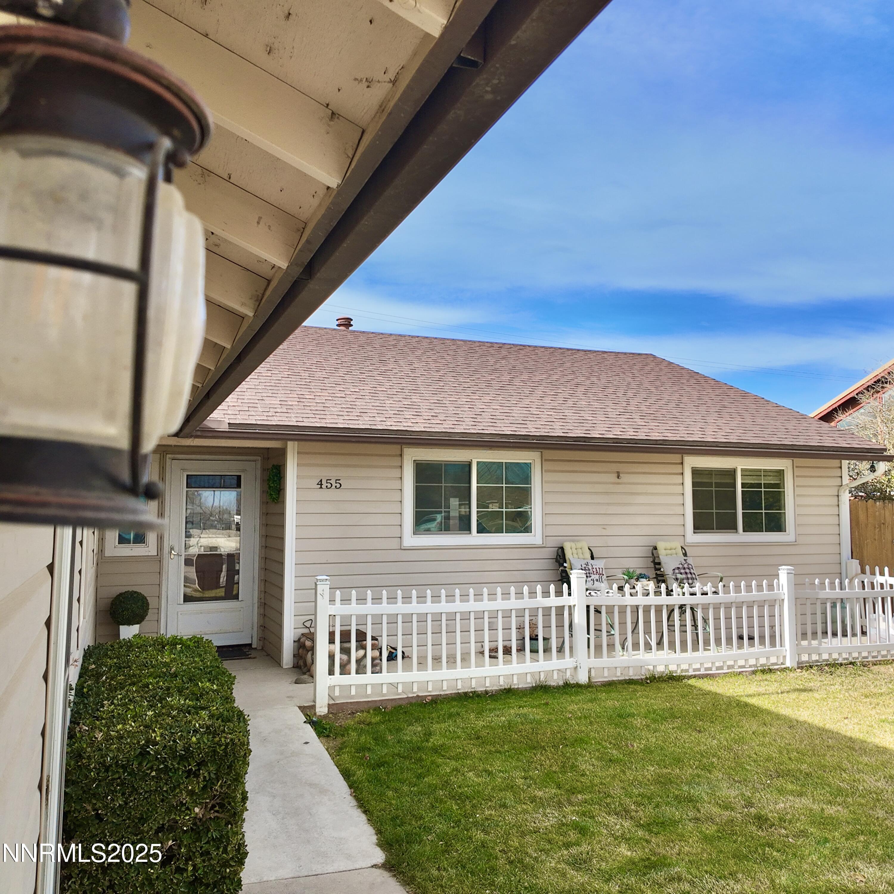 Image 4: Front Entry