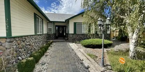 Image 3: Entrance walkway