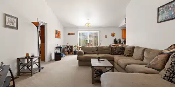 Image 4: 04-244 Walker St-103