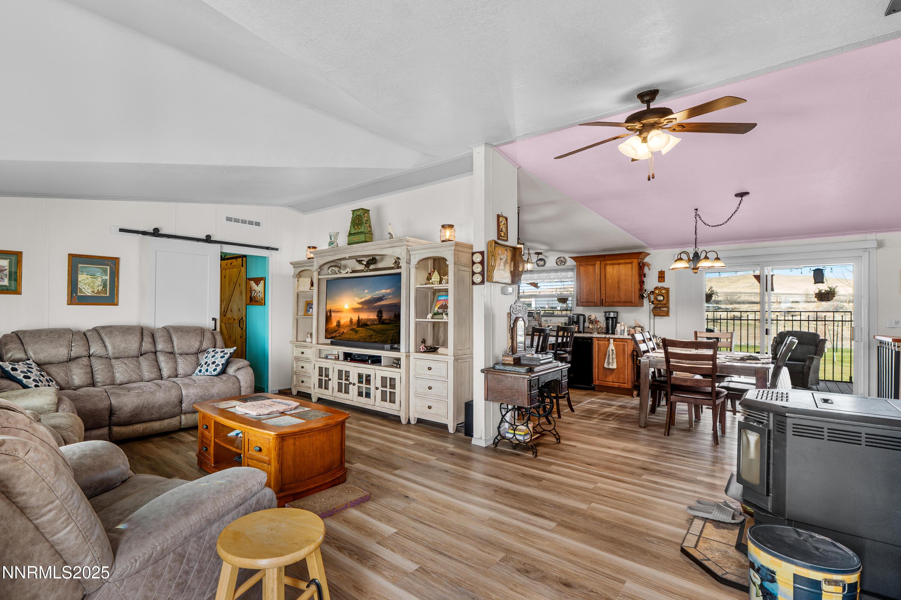 Image 3: Entry/living