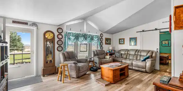 Image 4: living room