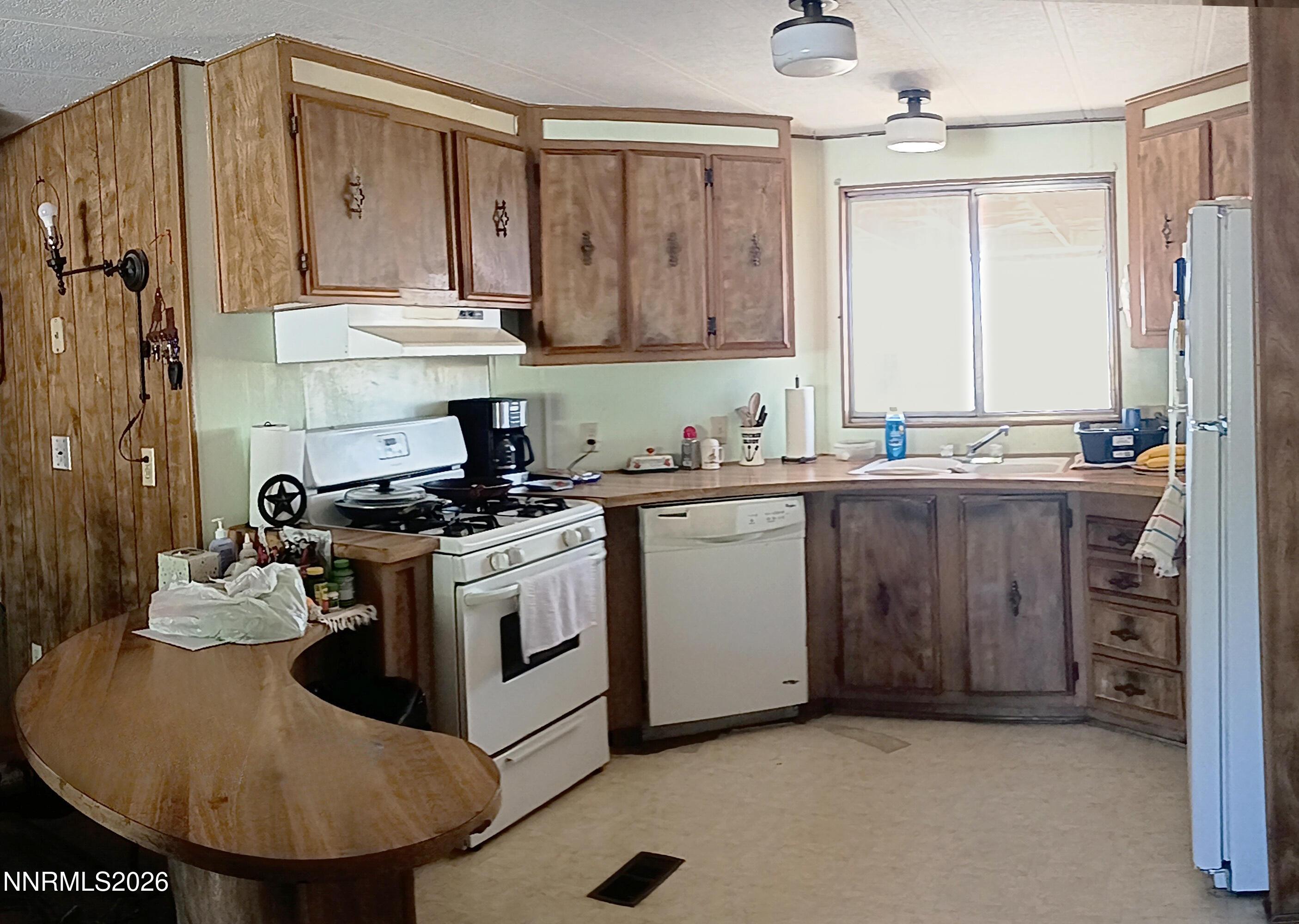 Image 4: kitchen