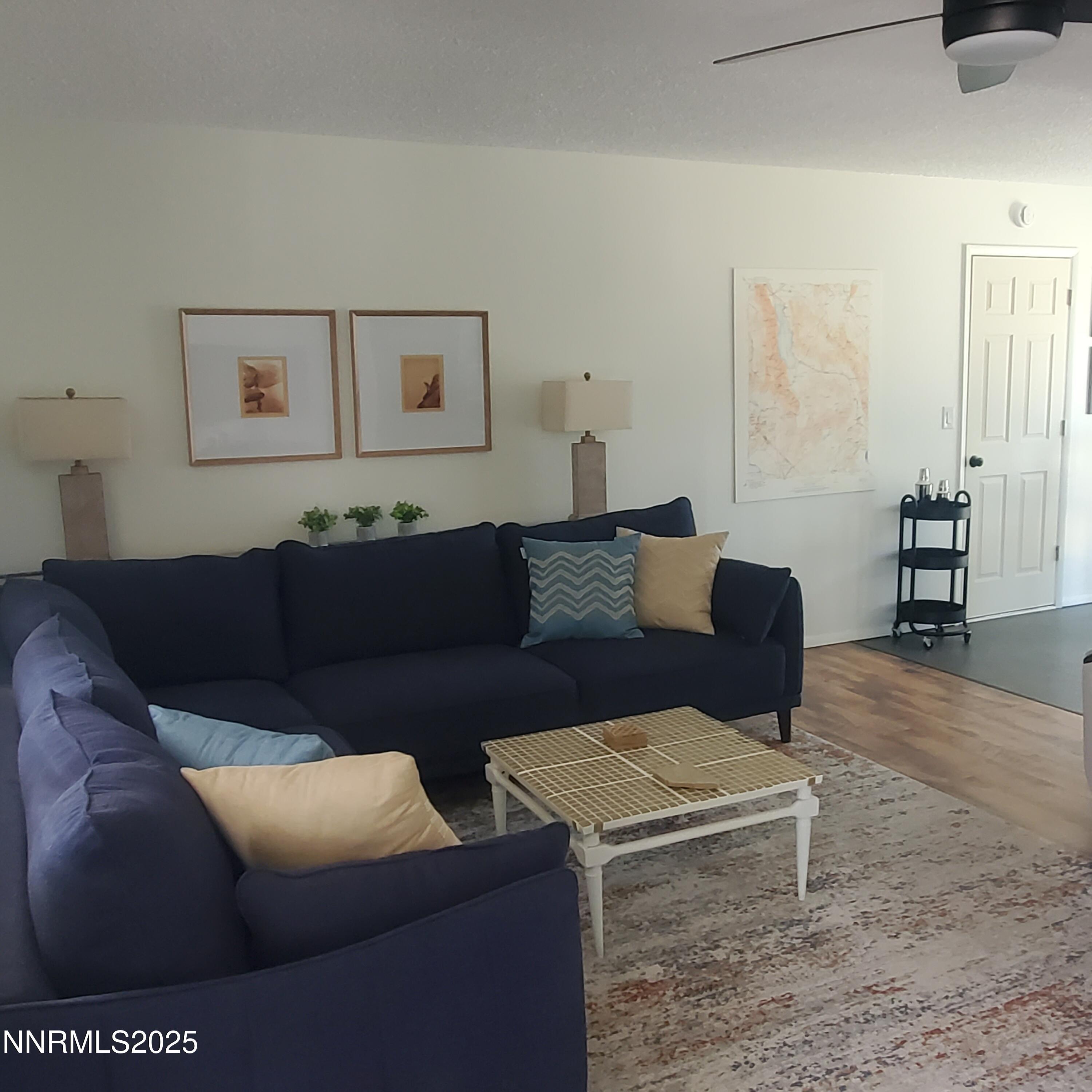 Image 4: 125 Ash living room