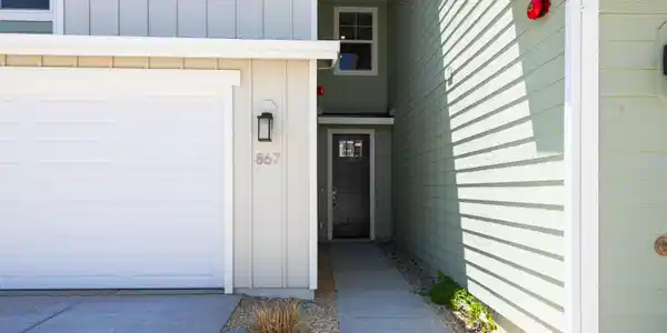Image 2: 867 Furlong Dr-4