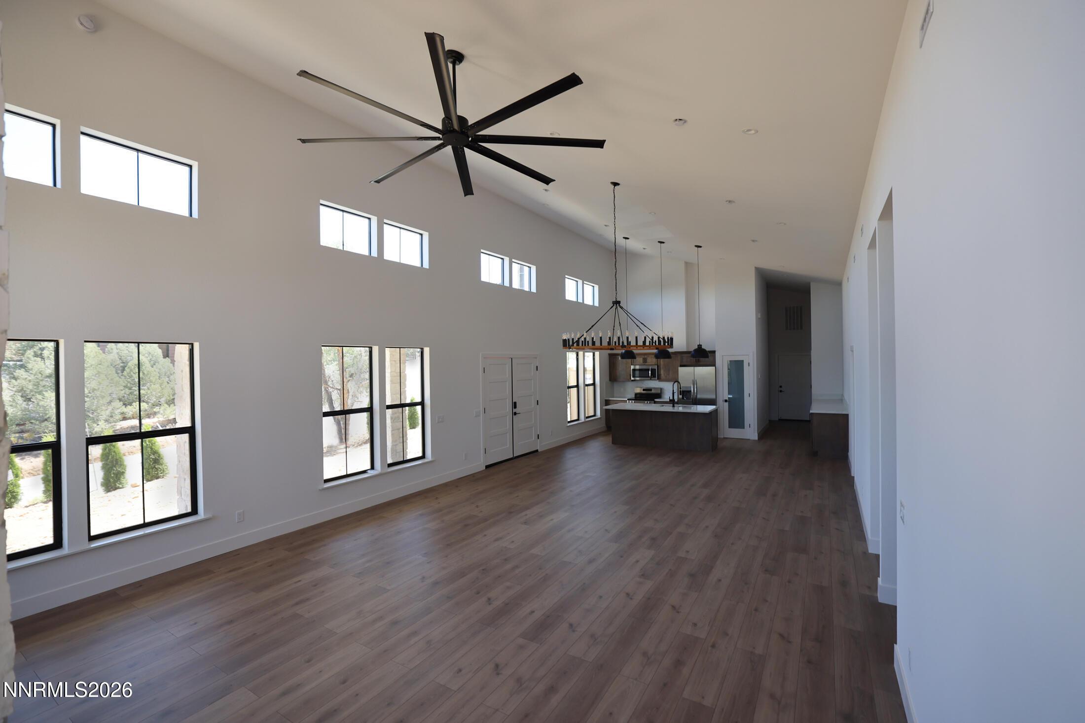 Image 4: Living Room