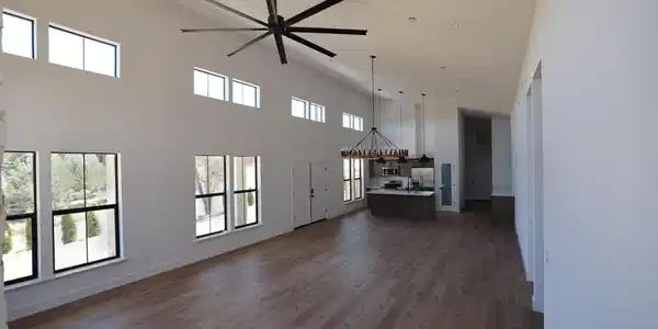 Image 4: Living Room