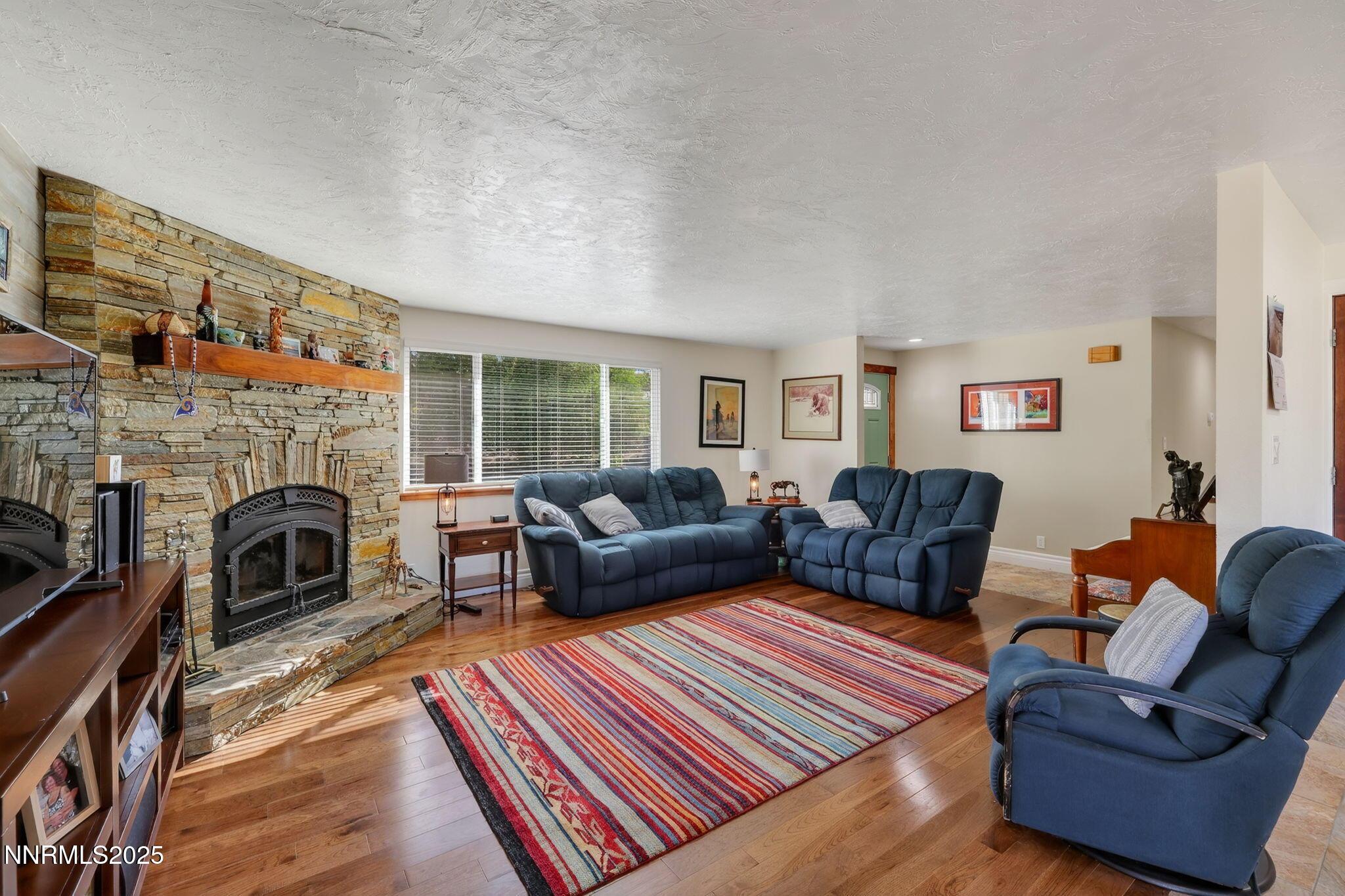 Image 3: 6-web-or-mls-1385 Dunbar-6