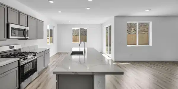 Image 2: 11-web-or-mls-725-kess-way