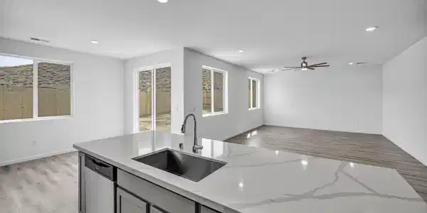 Image 3: 14-web-or-mls-725-kess-way