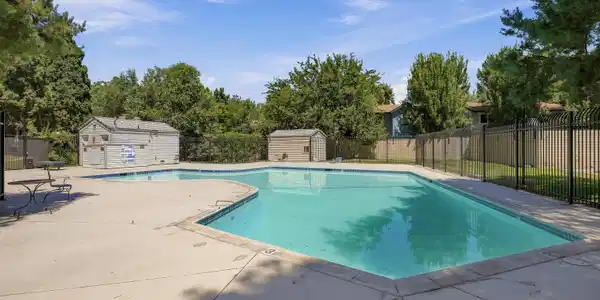 Image 3: 2125 Roundhouse pool area