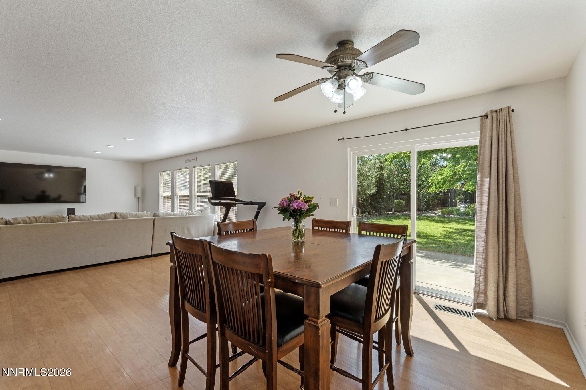 Image 4: Dining room