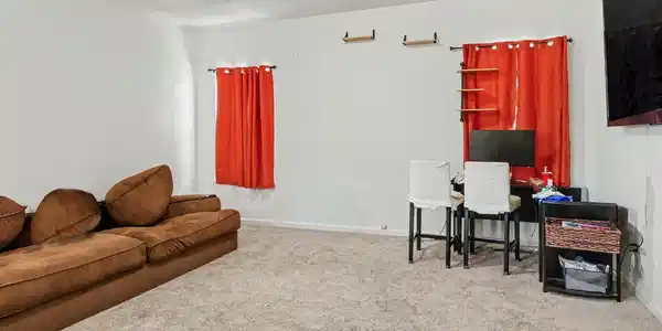 Image 2: 3