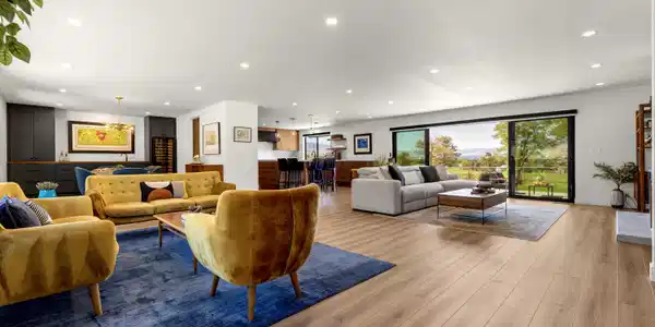 Image 3: Swanky Great Room