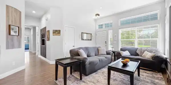 Image 3: Livingroom2