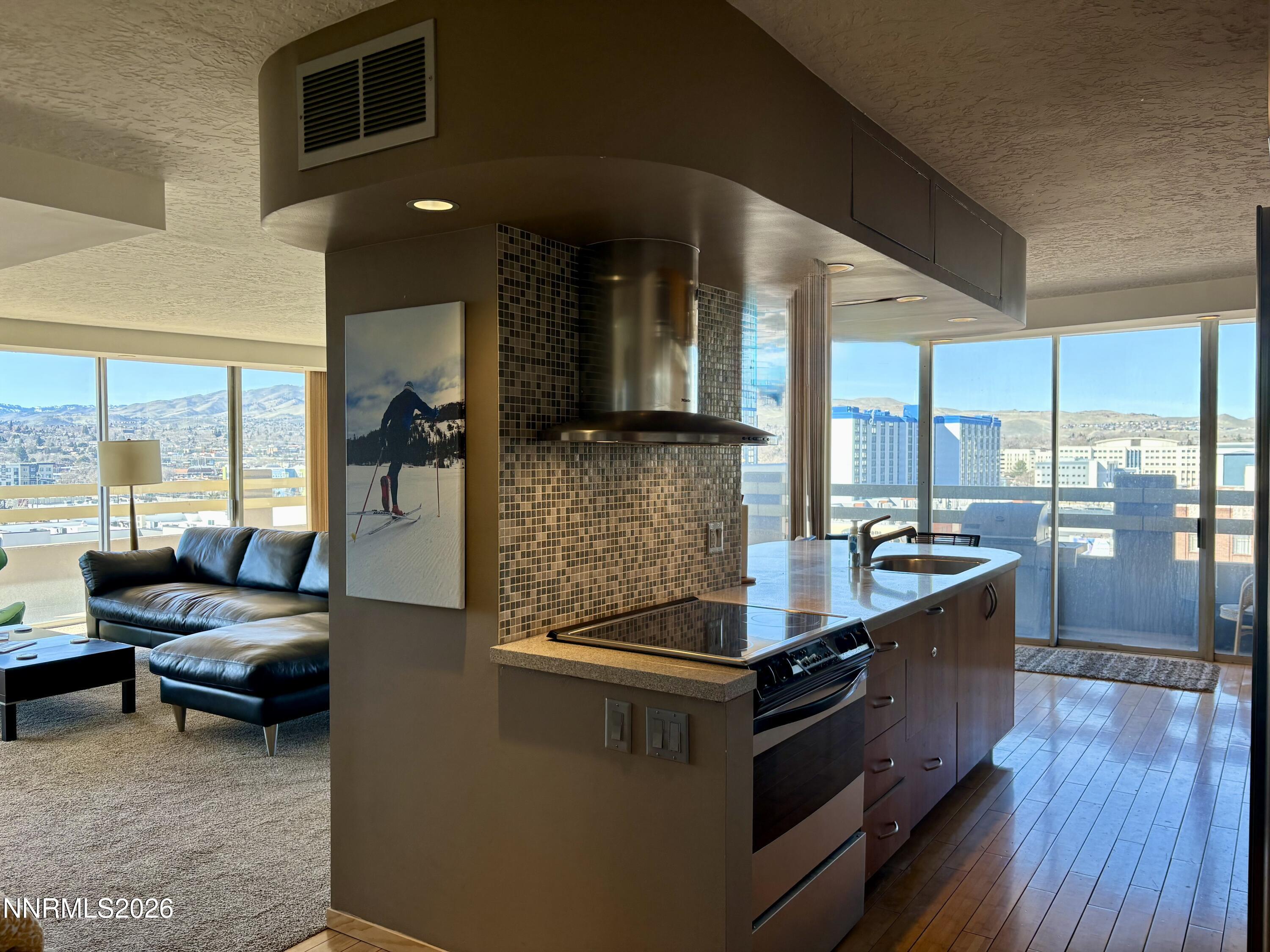 Image 2: 2Kitchen isld north
