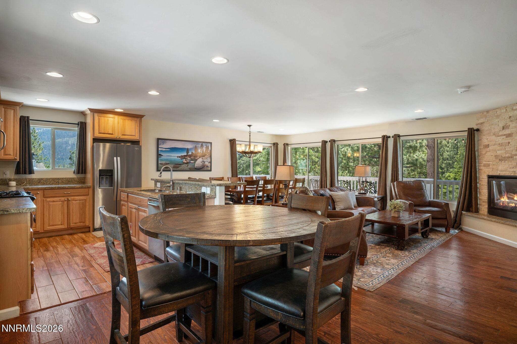 Image 3: Breakfast Area and Living Room