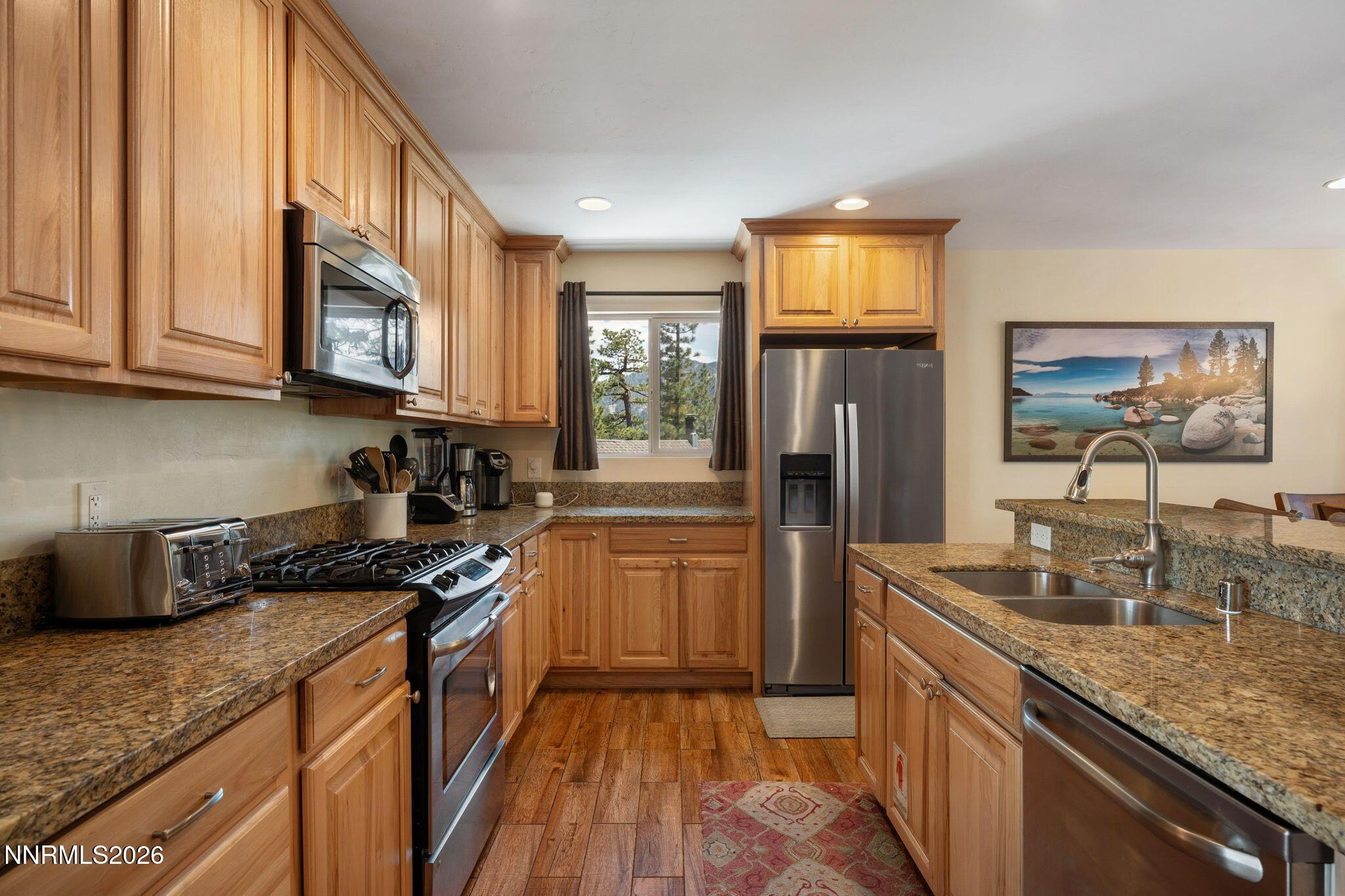 Image 4: Kitchen