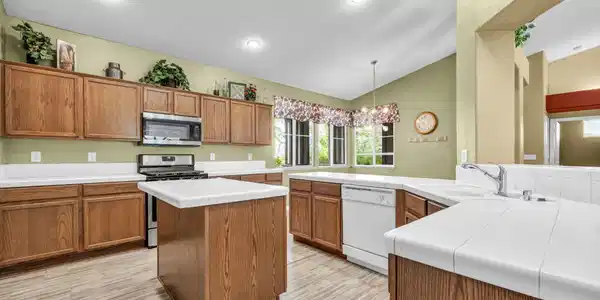 Image 4: 33-web-or-mls-330-whitehawk-dr