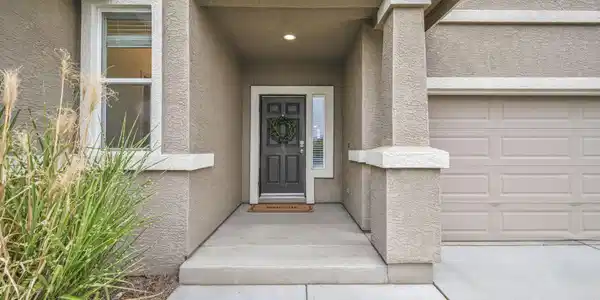 Image 2: 4-web-or-mls-131-catlin-st