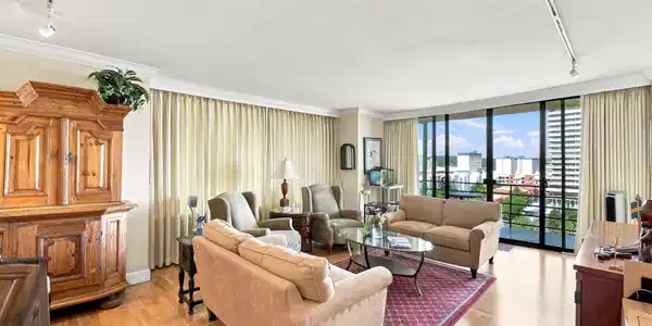 Image 4: Living Room Entry