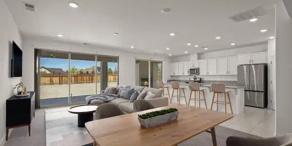 Image 4: 4-web-or-mls-315_Grafton_Dr_Living_Room_