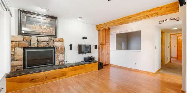 Image 3: Living room 2