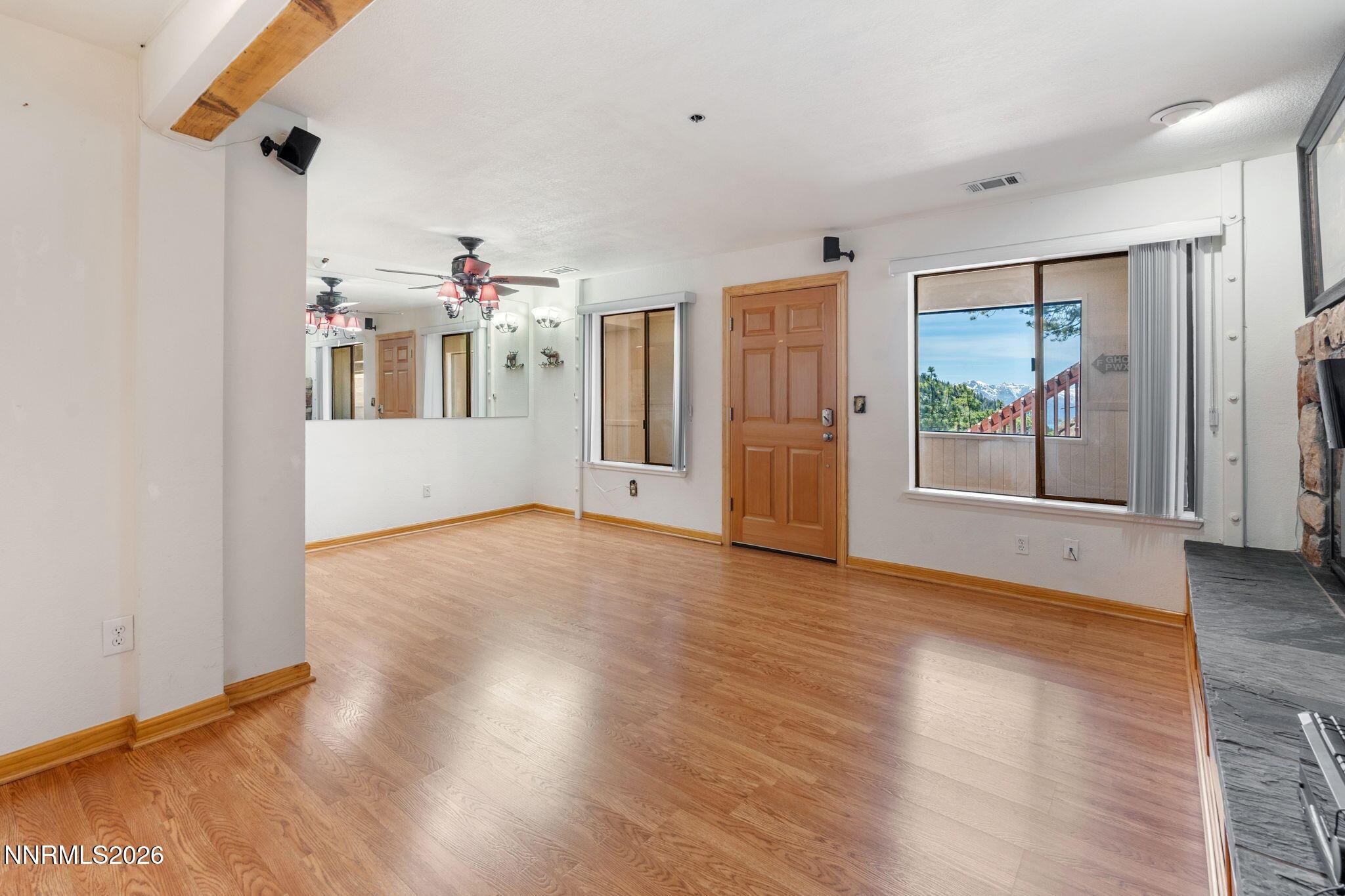 Image 4: Living room and dining