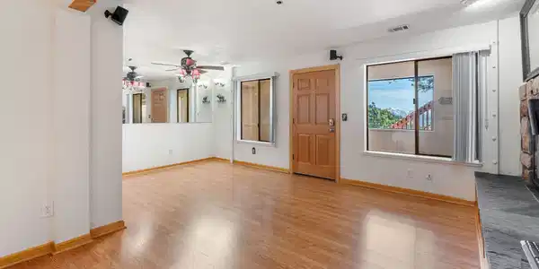 Image 4: Living room and dining
