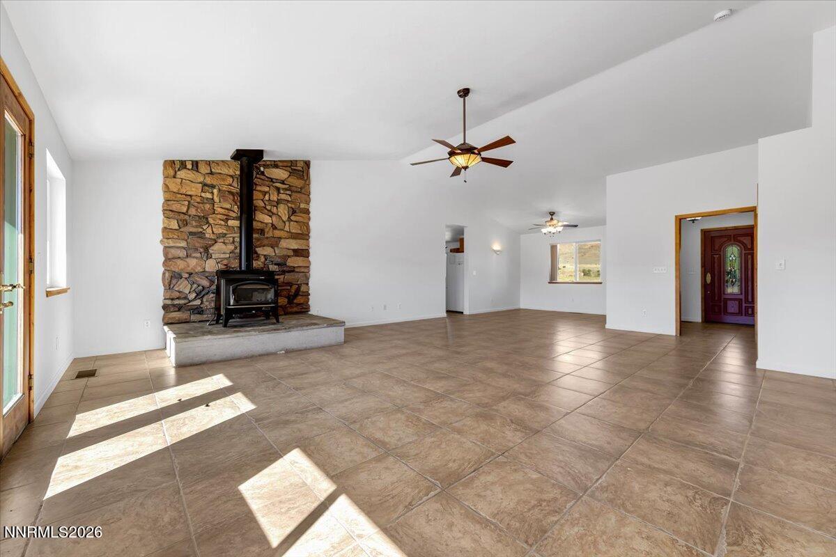 Image 4: Living Room