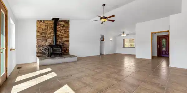Image 4: Living Room