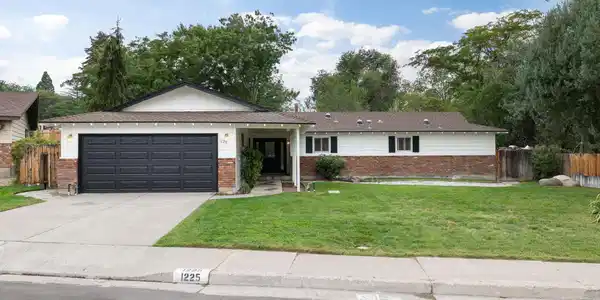 Image 2: 48-web-or-mls-1225 rowland-35