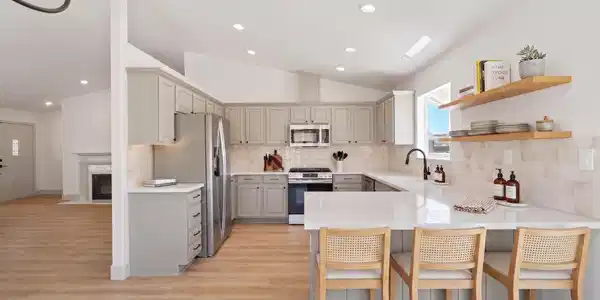 Image 3: A7V06644 Kitchen Staged