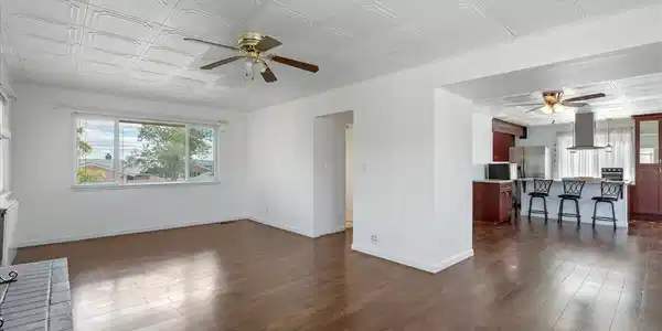 Image 4: Living Room
