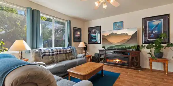 Image 4: 1093 Rolling Hills Drive (3 of 19)