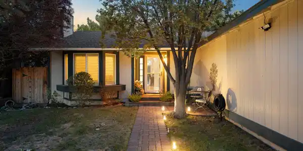 Image 3: 4-web-or-mls-A7408054