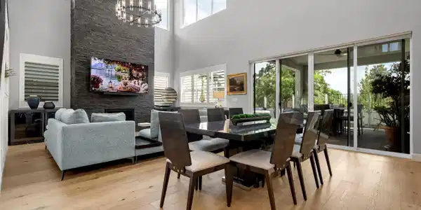 Image 3: Indoor Outdoor Dining