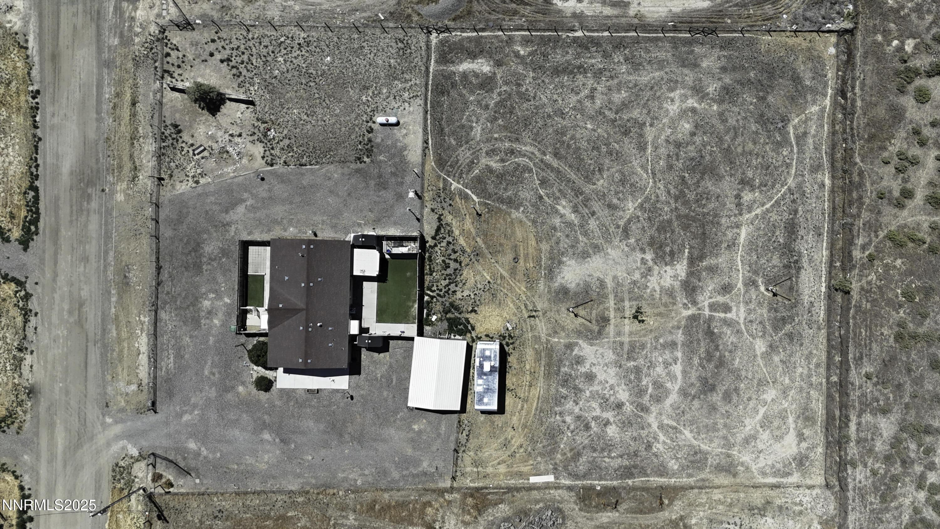 Image 4: Arial