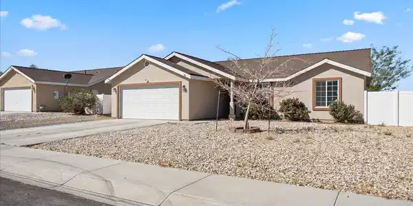 Image 4: Front Right side Yard