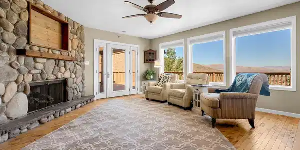 Image 3: Living Room
