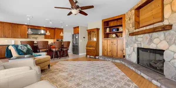 Image 4: Living Room