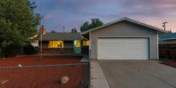 Image 2: 03-195 York Wy-Twilights-113