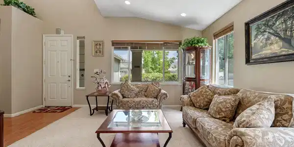 Image 4: Living Room