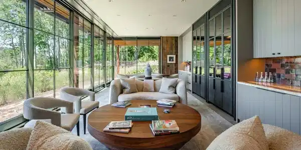 Image 2: Lakefront Cabana Interior