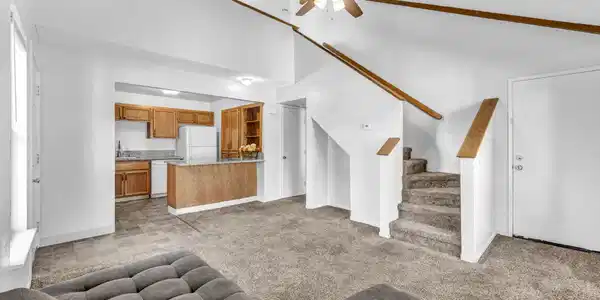 Image 2: 19-web-or-mls-1465-e-peckham-ln-34