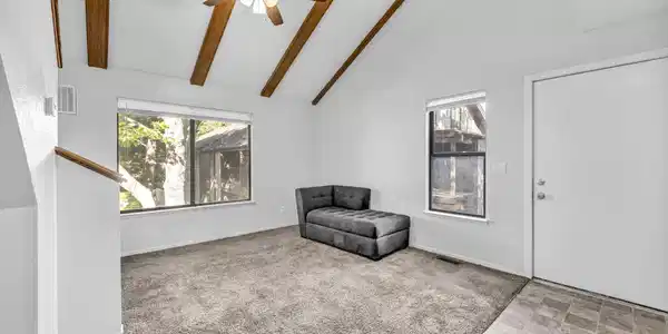 Image 3: 18-web-or-mls-1465-e-peckham-ln-34